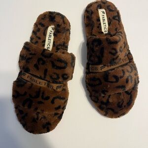 New Nwot FABLETICS Snug Strap Slippers 10 Fuzzy Brown Black Leopard Print Animal